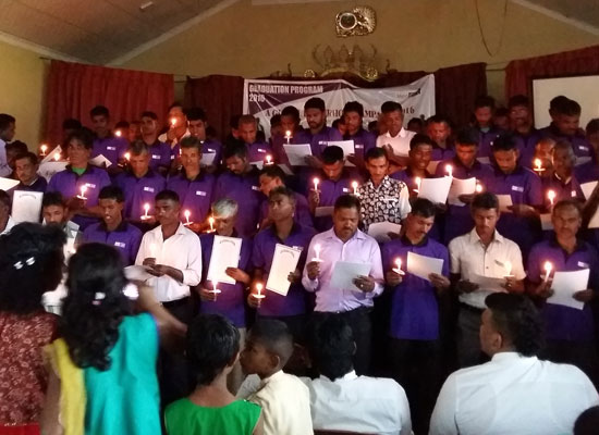 Fathers from the Nuwara Eliya Area ADP read an oath at their graduation from MenCare.