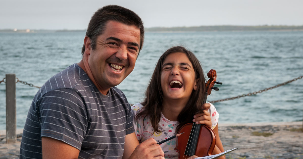 A father and daughter laugh. Photo: Branko Birač / Centar E8.