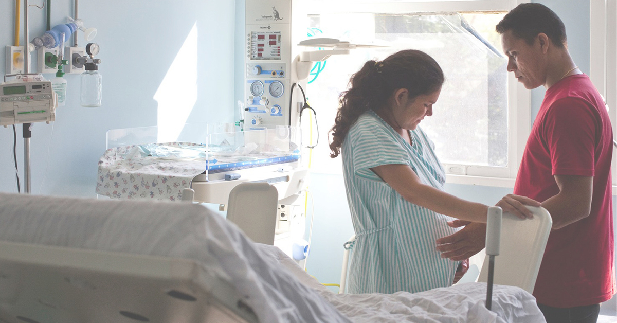 A pregnant women and her partner in a hospital room in Maternidade Carmela Dutra, in Rio de Janeiro. Credit: Beto Pêgo/Promundo.