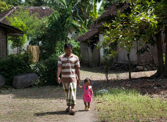 Father and daughter in Indonesia walk together holding hands. Credit: Paul Kadarisman.